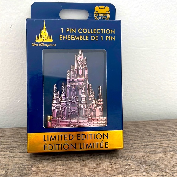 Disney’s 50th Anniversary Limited Edition Big Castle Collectable Pin - Picture 1 of 5